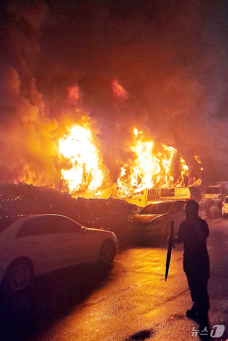 17일 오후 9시 5분께 경기 광명시 소하동 소재 10층짜리 아파트 주차장에서 불이 났다. 이 화재로 3명이 심정지 상태로 인근 병원으로 옮겨졌다.(경기도소방재난본부 제공, 재판매 및 DB 금지) 2025.7.17/뉴스1 ⓒ News1 김명섭 기자