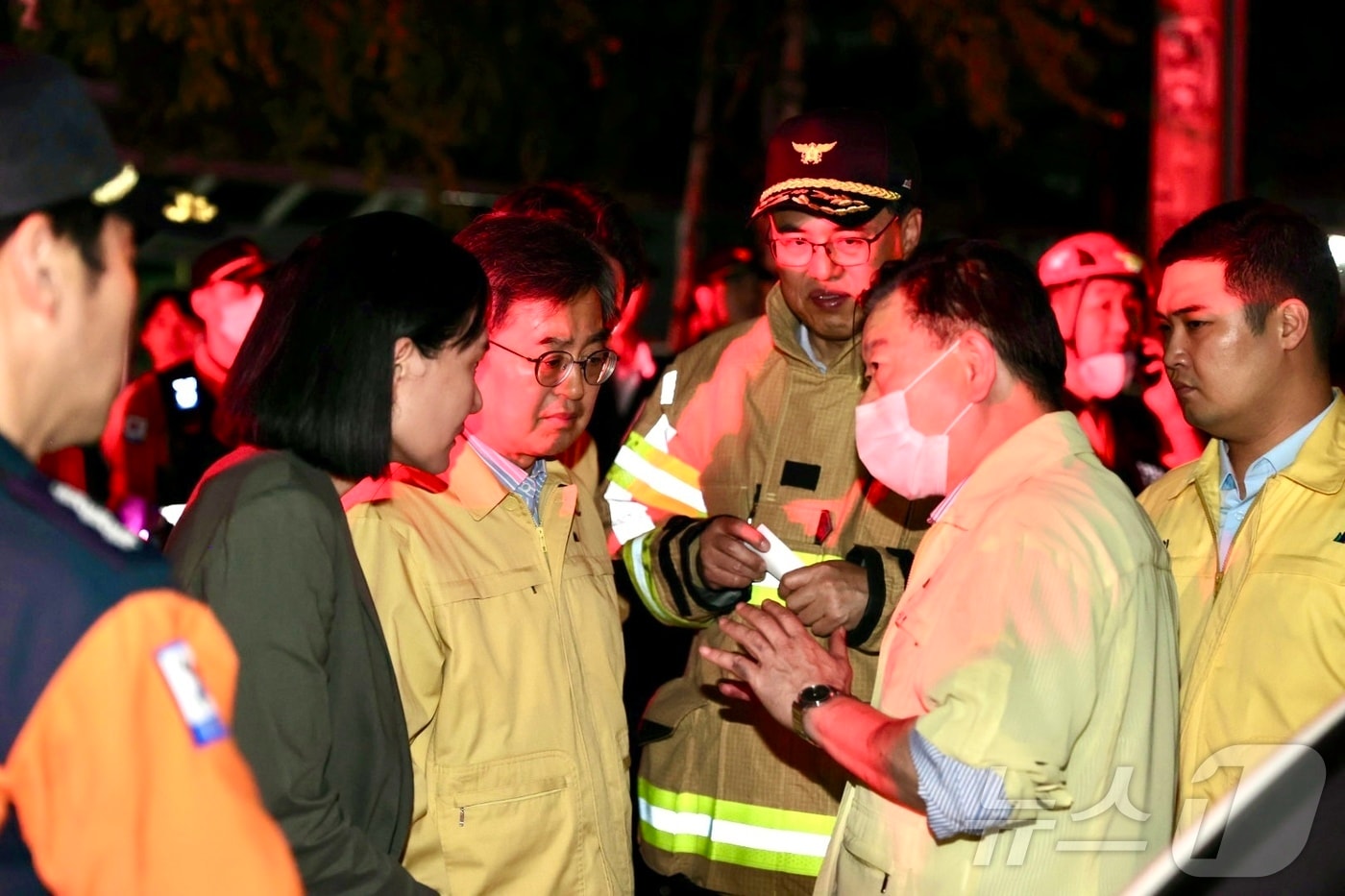 김동연 경기도지사가 17일 광명시 소하동 아파트 화재 현장을 방문해 수습 상황을 전달받고 있다. 앞서 이날 오후 9시 5분께 광명시 소하동 10층짜리 아파트 1층 주차장에서 불이 나 3명이 심정지 상태에 빠졌다.(경기도소방재난본부 제공. 재판매 및 DB 금지)2025.07.18 ⓒ News1 양희문 기자,김기현 기자