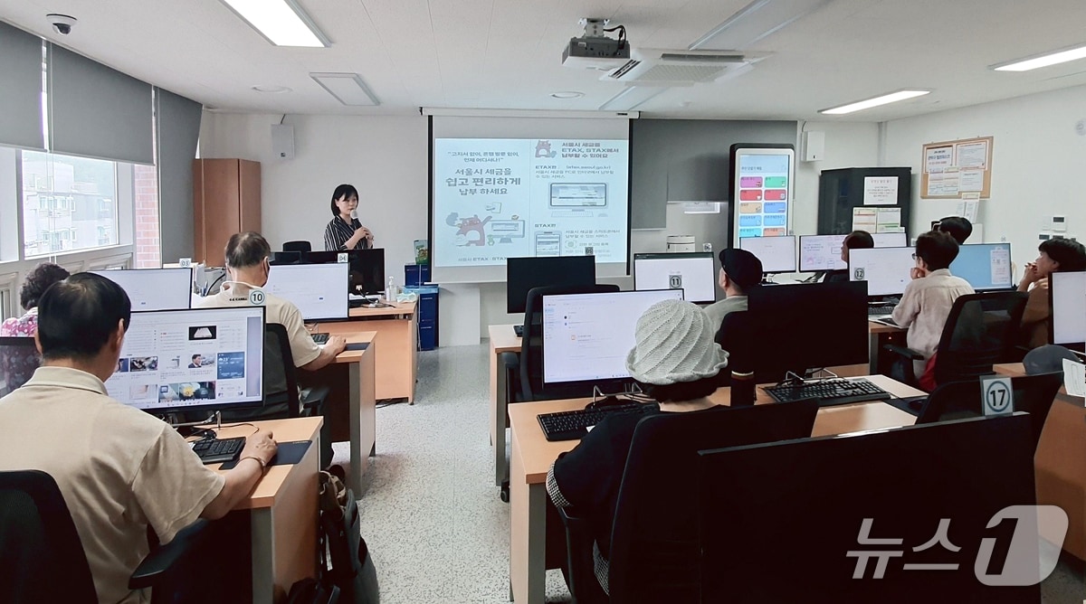 난곡동 정보화 교육장에서 온라인 세금 납부 방법을 배우는 어르신들.&#40;관악구청 제공&#41;