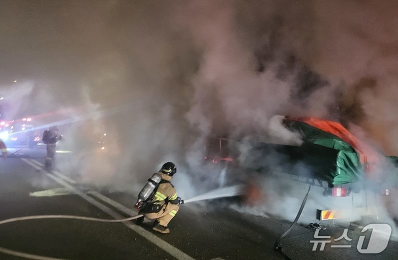 18일 오전 3시44분쯤 경북 상주시 낙동면 당진영덕고속도로 청주 방향 78.6㎞ 지점에서 달리던 25톤 화물차에 불이 나 소방 당국이 진화하고 있다.(경북소방본부 제공. 재판매 및 DB 금지)2025.7.18/뉴스1