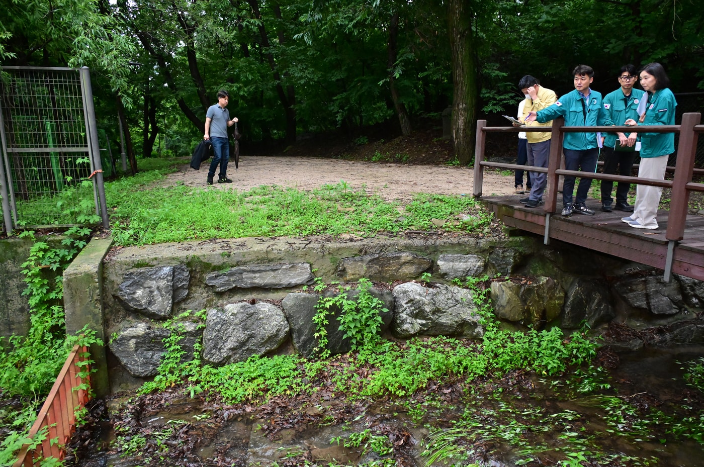 최호정 서울시의장이 우면산 관문사 현장을 찾아 안전점검을 하고 있다.&#40;서울시의회 제공&#41;