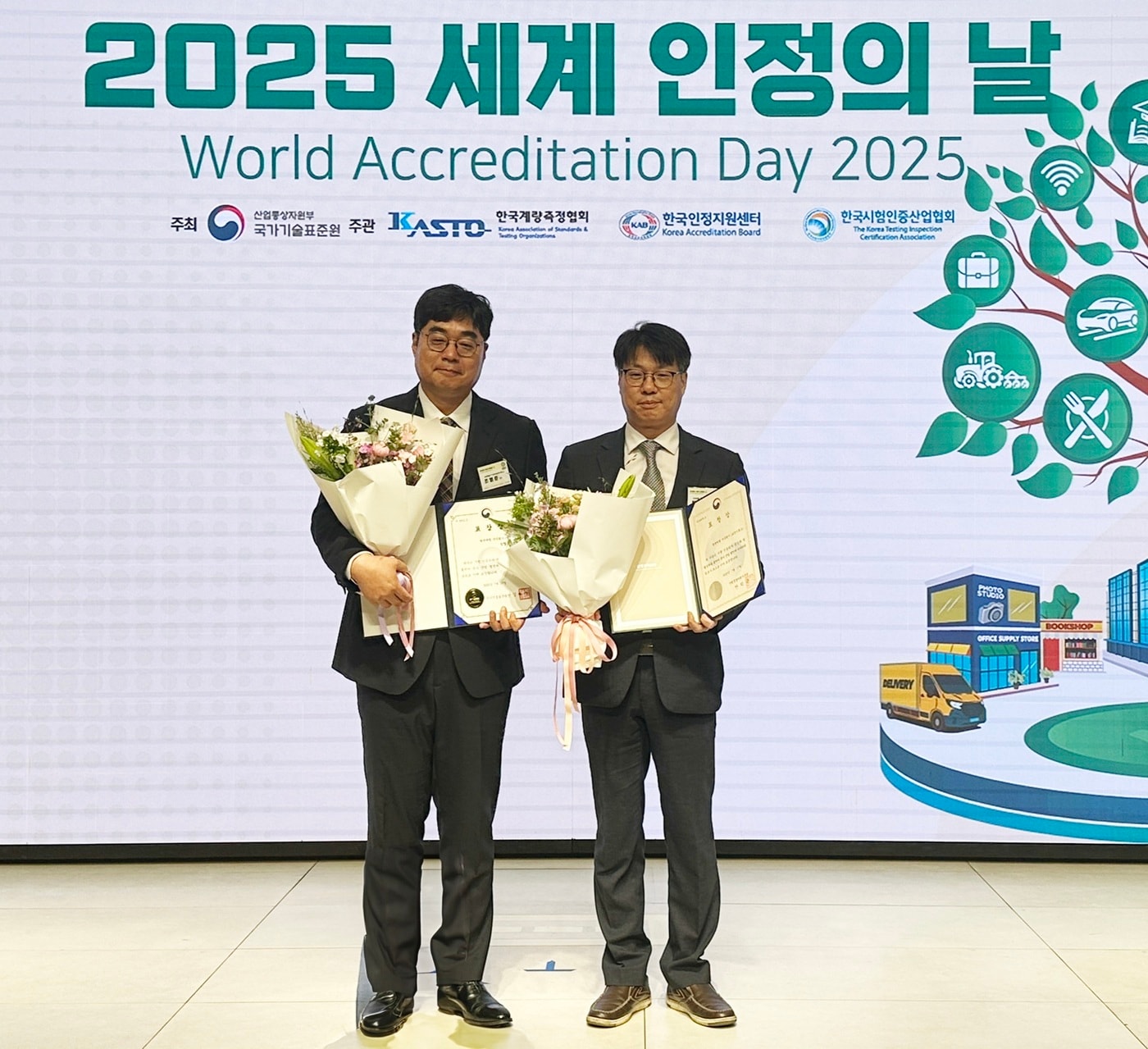 지난 17일 서울 엘리에마호텔 임페리얼홀에서 열린 '2025 세계 인정의 날' 기념식에서 국가기술표준원장 표창을 수상한 조영준 현대제철 시험검정팀장. (현대제철 제공)