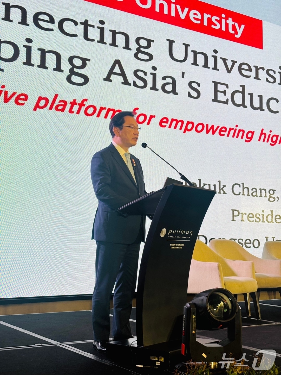장제국 동서대 총장이 지난 17일 인도네시아 반둥에서 열린 '인도네시아 사립대학 총연합회(ABPPTSI) 총회'에서 기조연설을 하고 있다. (동서대 제공. 재판매 및 DB 금지)