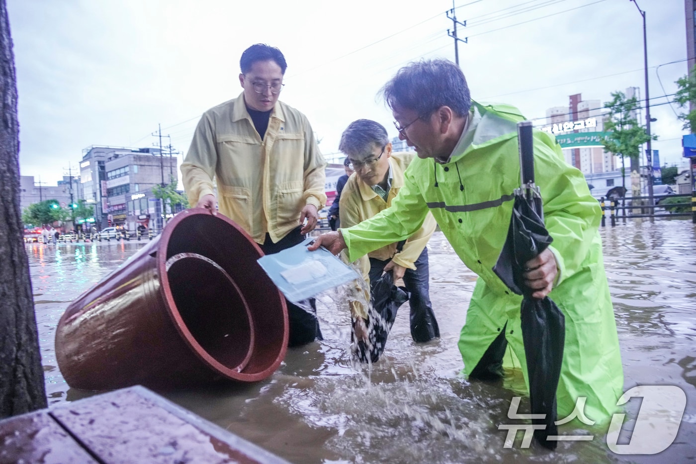 강기정 광주시장이 호우 경보가 발효된 17일 오후 폭우로 침수된 북구 신안교 일대를 돌며 배수로 정비 등 피해상황을 점검하고 있다.(광주시 제공. 재판매 및 DB 금지)