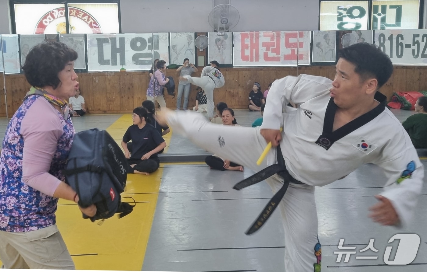 1인 가구 여성이 호신술 교육을 받는 모습.(경산시 제공. 재판매 및 DB금지)/뉴스1