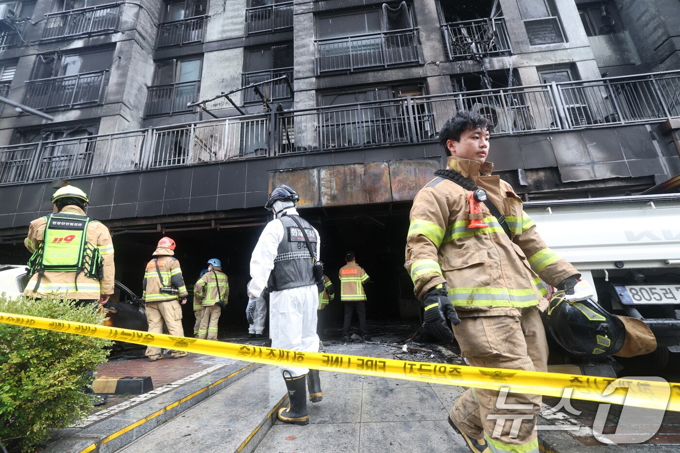 18일 오전 경기 광명시 소하동의 한 아파트 주차장에서 발생한 화재 현장에서 소방 등 관계자들이 합동감식을 하고 있다. 2025.7.18/뉴스1 ⓒ News1 김영운 기자