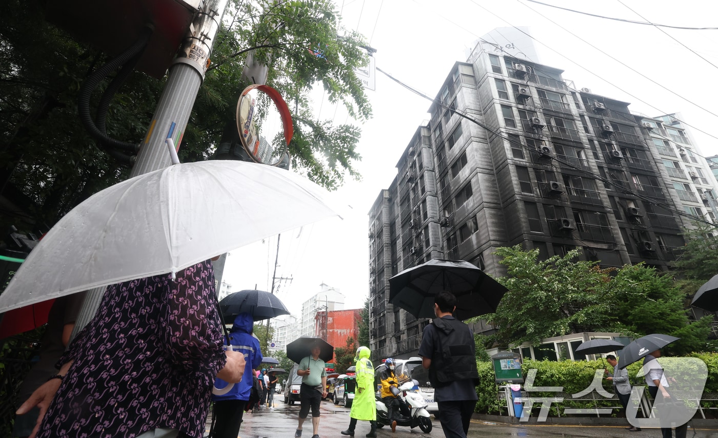 18일 오전 경기 광명시 소하동의 한 아파트 주차장에서 발생한 화재 현장에서 인근 주민들이 현장을 지켜보고 있다. 2025.7.18/뉴스1 ⓒ News1 김영운 기자
