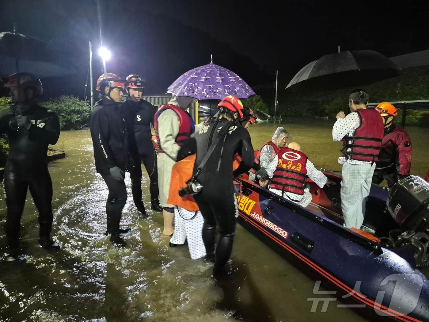 전남 나주소방서는 17일 밤 집중호우로 고립된 나주의 한 요양병원 환자와 관계자 등 24명을 안전하게 구조했다.(나주소방서 제공, 재배포 및 DB 금지) /뉴스1 2025.7.18/뉴스1