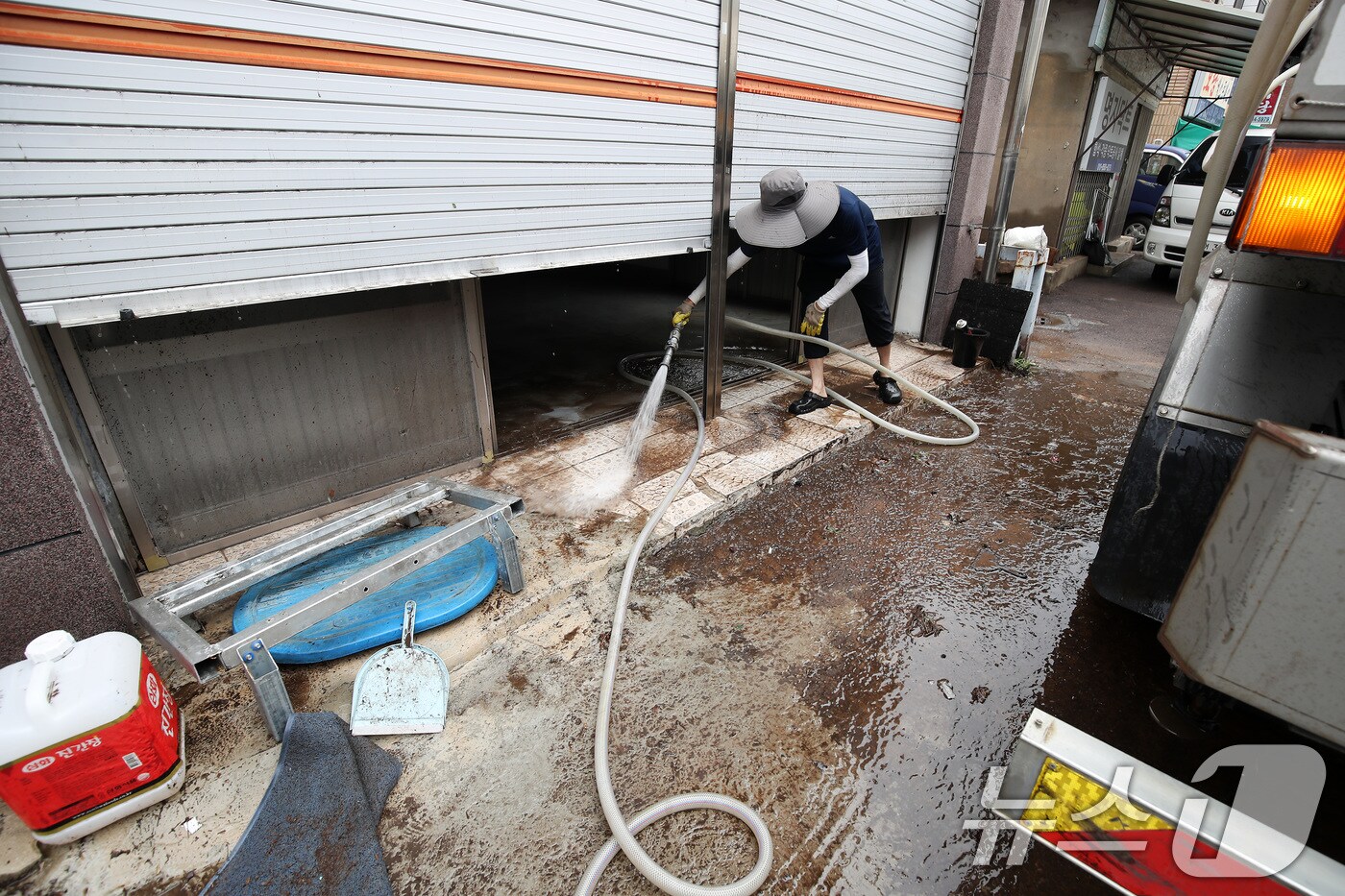 18일 오전 대구 북구 노곡동에서 살수차 업체 직원이 전날 침수됐던 현장에서 물청소를 하고 있다. 2025.7.18/뉴스1 ⓒ News1 공정식 기자
