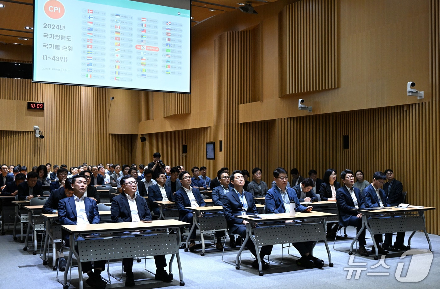 오세훈 서울시장이 18일 열린 '2025년 고위공직자 대상 청렴교육'을 청취하고 있다.(서울시 제공)