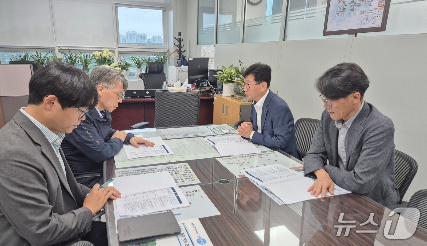 최훈식 장수군수가 기획재정부를 방문해 중점·현안 사업을 설명하고 국가 예산 반영 지원을 건의했다.(장수군 제공. 재판매 및 DB금지)2025.7.18/뉴스1