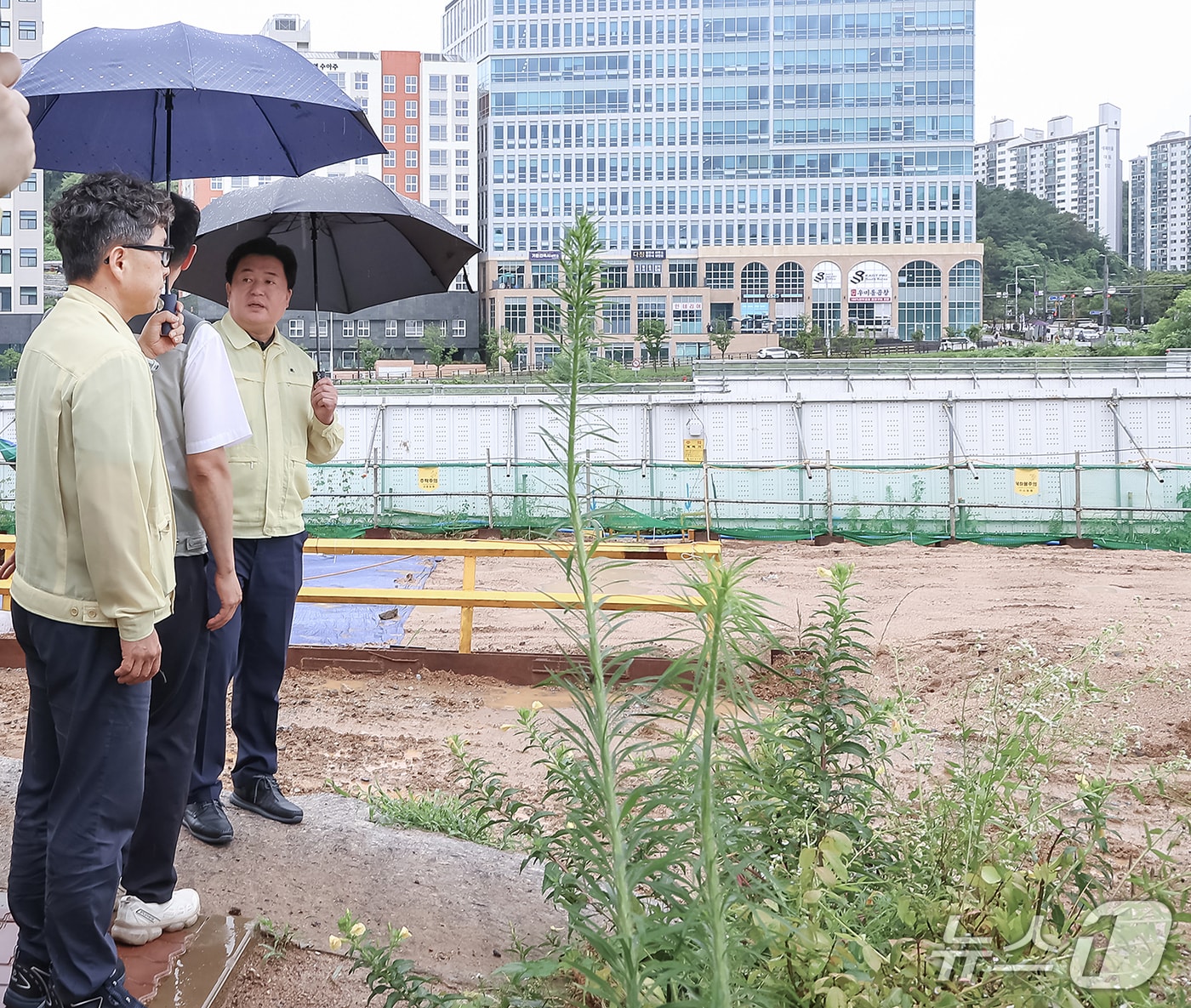임병택 시흥시장(맨 뒤)이 월교~판교 복선전철 제3공구 현장을 점검하고 있다.(시흥시 제공)