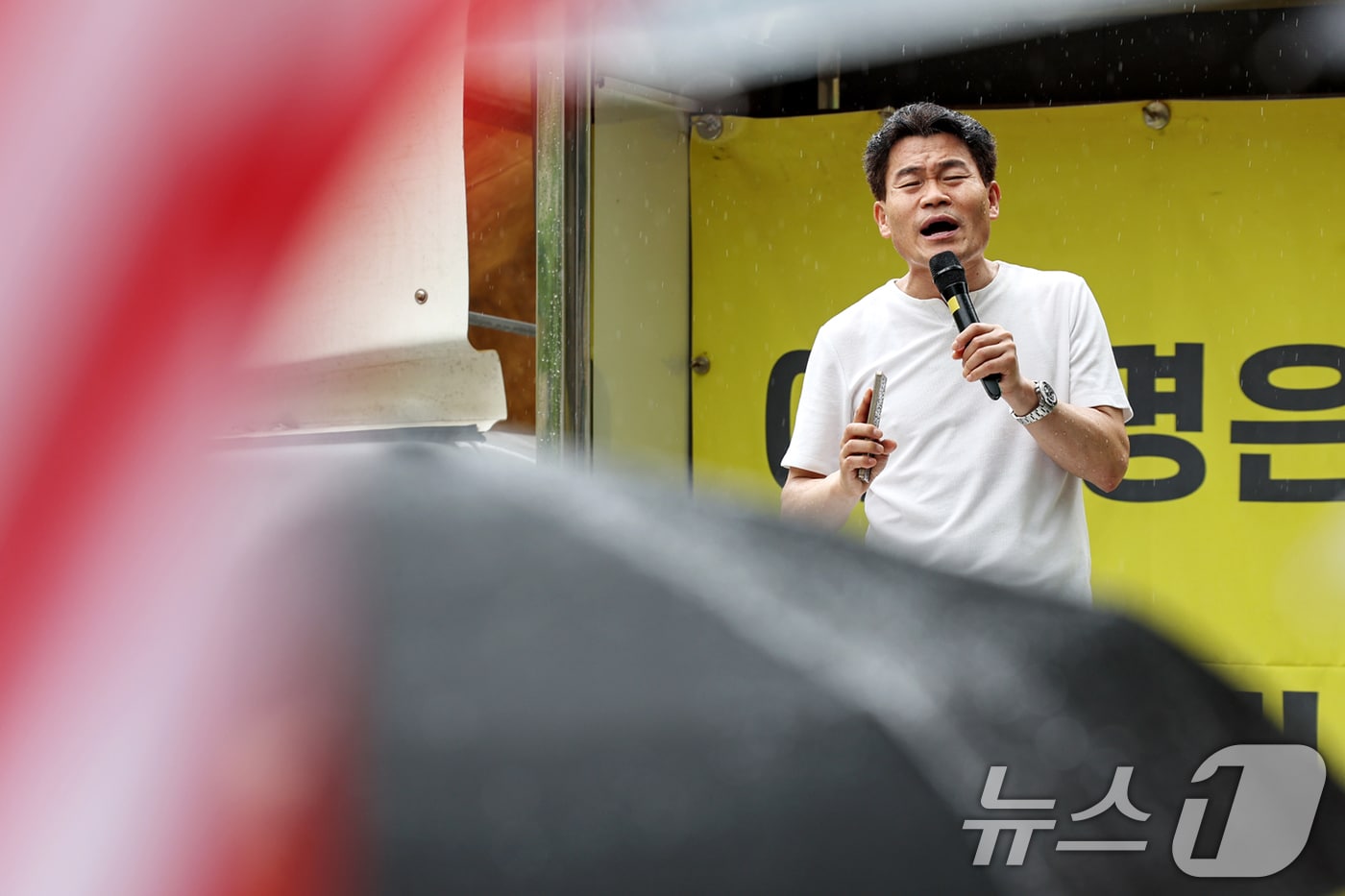 전직 한국사 강사 전한길 씨가 18일 서울 서초구 서울중앙지방법원 앞에서 신자유연대 등 보수 단체가 개최한 집회에 참석해 윤석열 전 대통령의 석방을 촉구하고 있다. 2025.7.18/뉴스1 ⓒ News1 민경석 기자