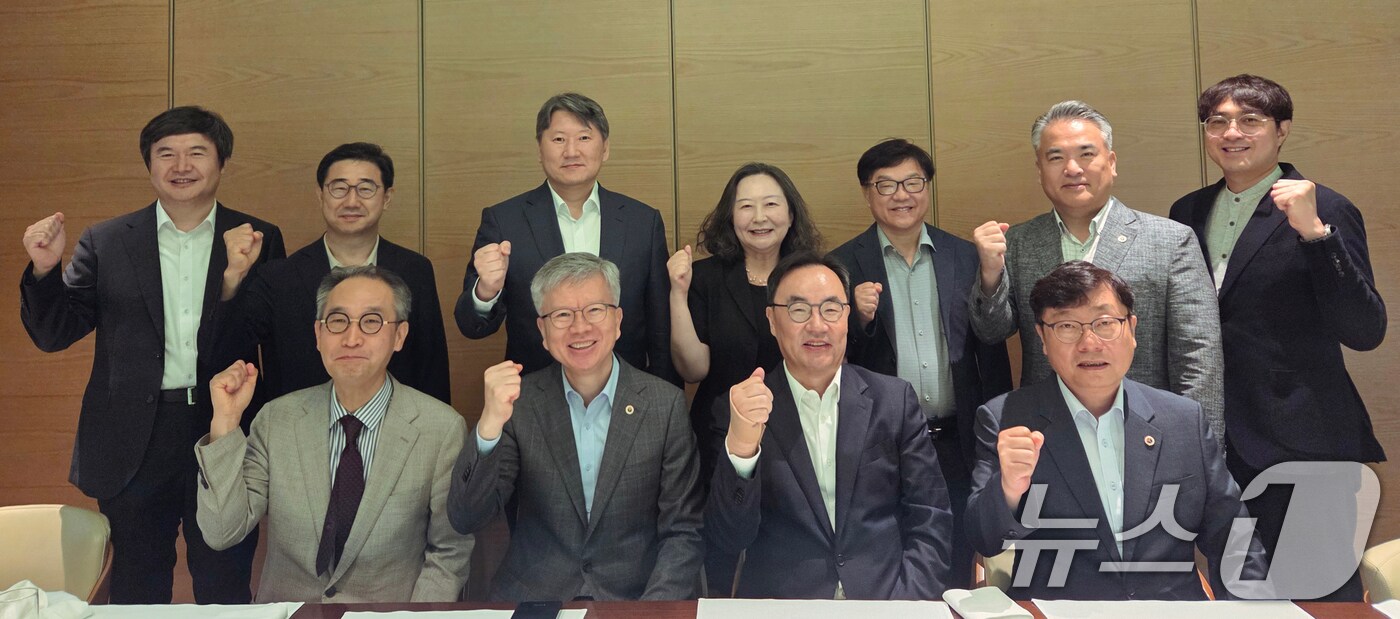 대한의사협회와 대한의학회는 18일 주요 임원진이 참석한 가운데 간담회를 갖고 전공의 수련여건 개선을 비롯한 의료현안에 대해 폭넓은 의견을 나눴다고 밝혔다. 김택우 대한의사협회 회장, 이진우 대한의학회 회장이 참석자들과 함께 기념 촬영을 하고 있다. (대한의사협회 제공. 재판매 및 DB 금지) 2025.7.18/뉴스1