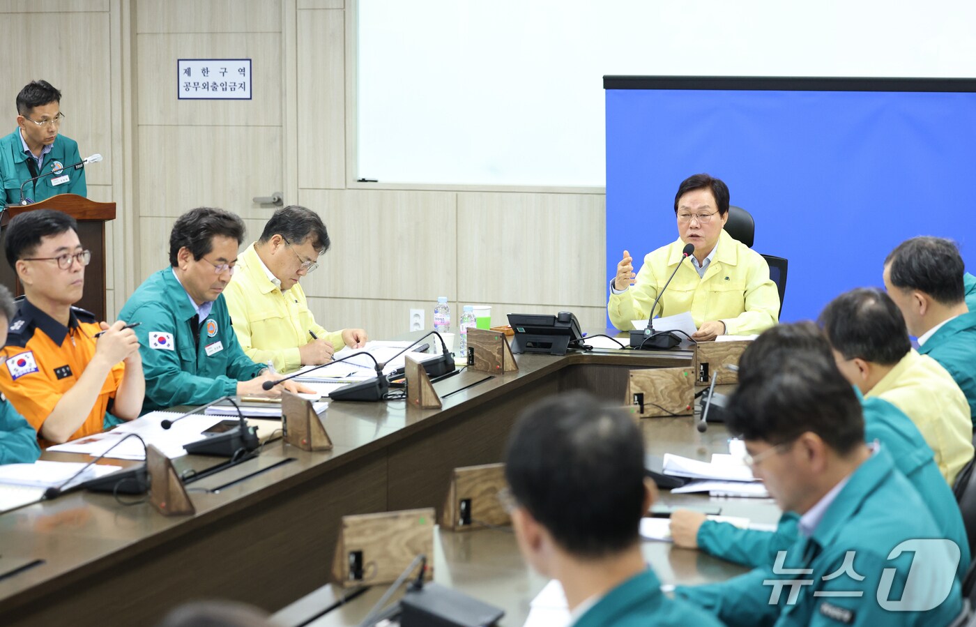 박완수 경남지사(가운데)가 18일 도청에서 시군단체장 영상으로 진행된 긴급 점검 회의를 주재하고 있다.(경남도 제공. 재판매 및 DB금지)