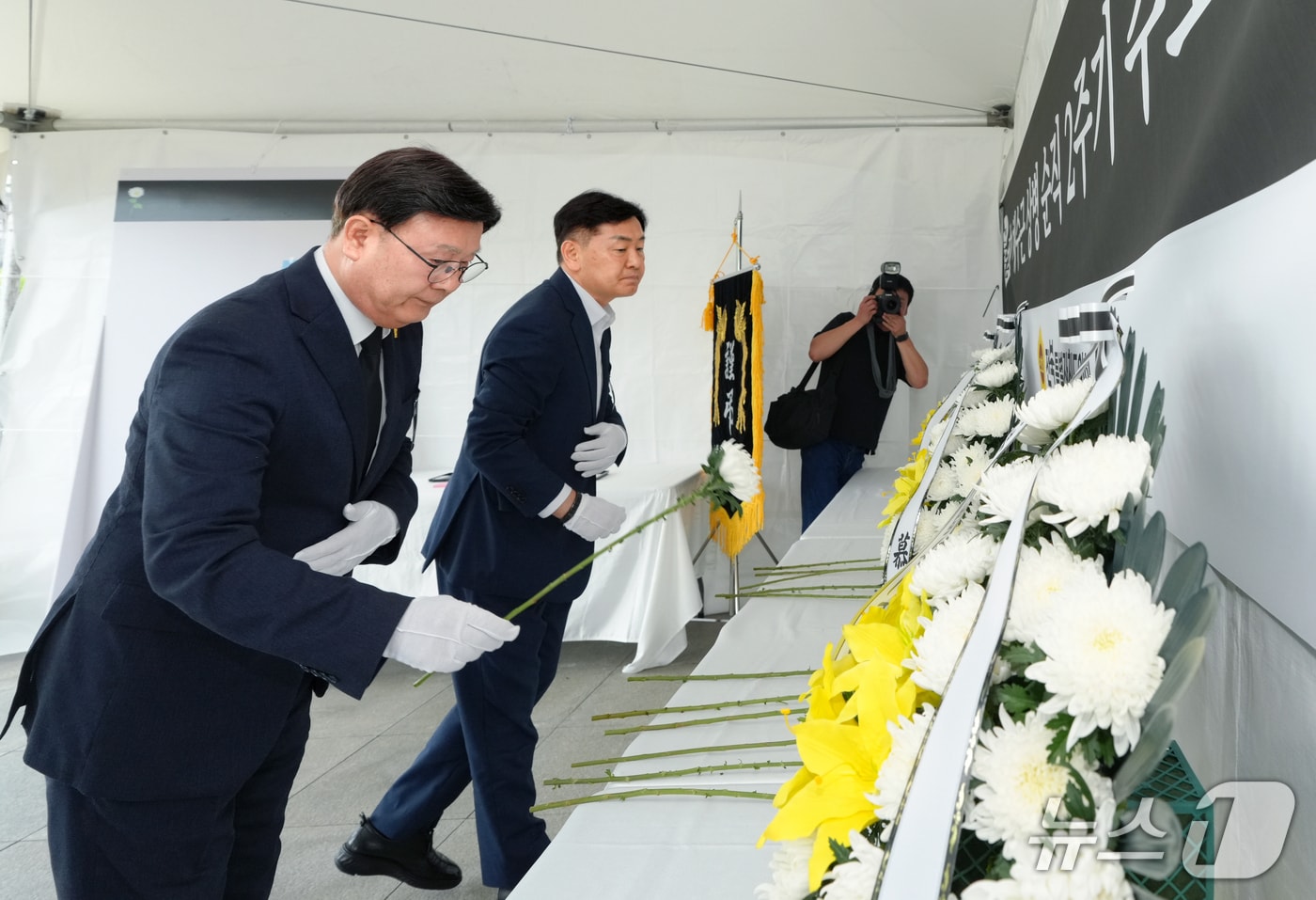 18일 문승우 전북도의장(왼쪽)과 김관영 지사가 채 상병 2주기름 맞아 분양소에서 헌화를 하고 있다.(의회제공. 재판매 및 DB금지)2025.7.18/뉴스1