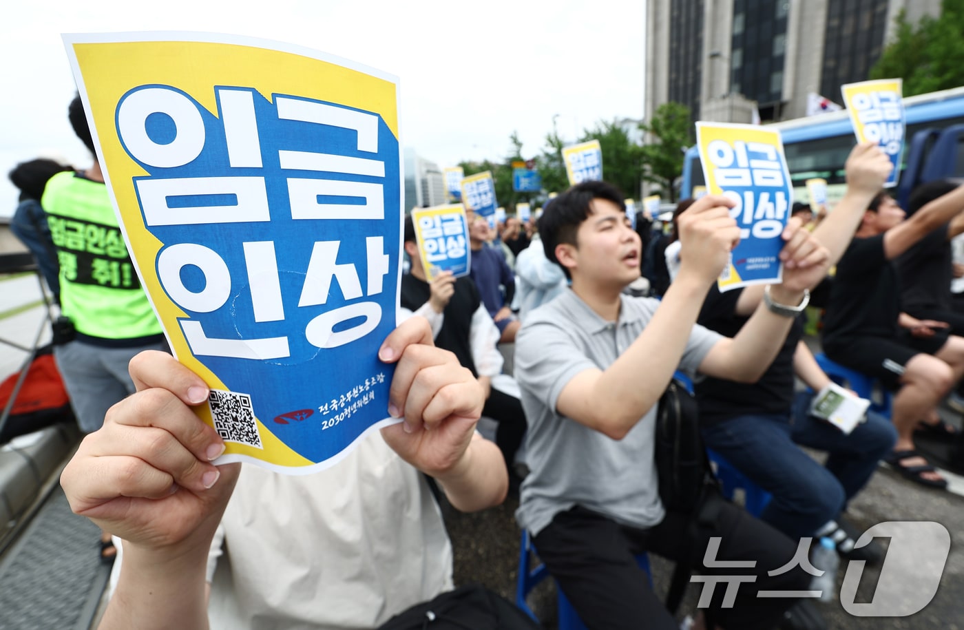전국공무원노동조합 조합원들이 18일 오후 서울 여의도 경복궁 인근에서 열린 공무원 임금인상! 청년공무원 300인 집회에서 손피켓을 들고 공무원 인금 인상을 촉구하고 있다. 2025.7.18/뉴스1 ⓒ News1 김민지 기자