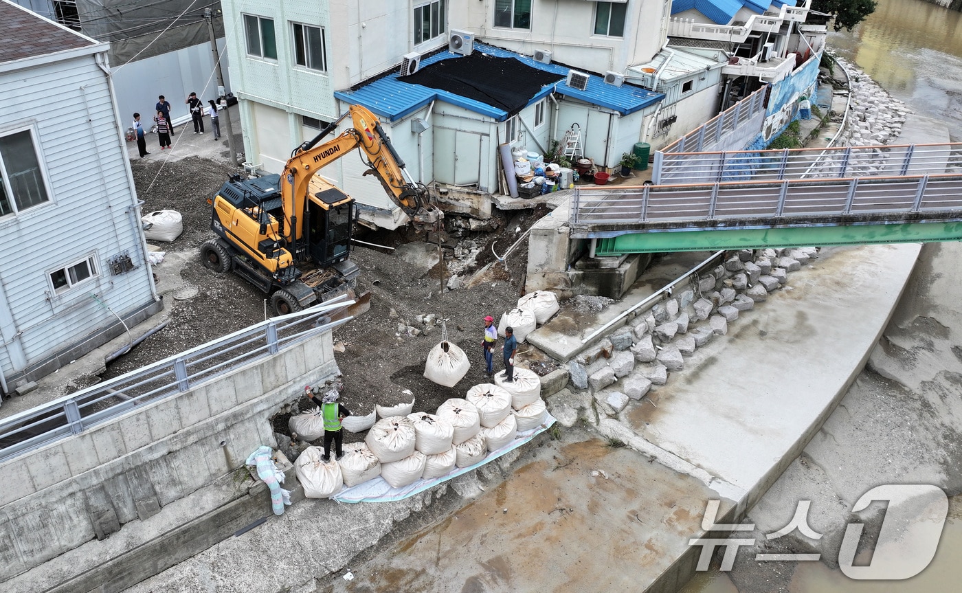 18일 광주 북구 신안동 도보다리 주변부가 전날 내린 기록적인 폭우로 무너져 내려 복구작업이 진행중이다. 기상청은 19일까지 이틀 동안 광주·전남과 부산·울산·경남에 최대 300㎜ 이상의 많은 비가 더 내릴 것으로 내다봤다. 2025.7.18/뉴스1 ⓒ News1 구윤성 기자