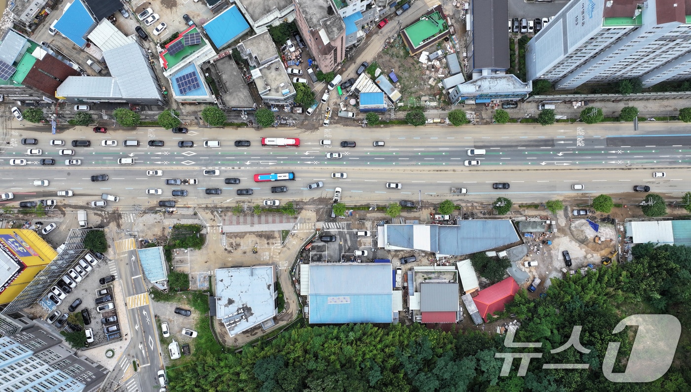 18일 광주 북구 신안동 광주천 인근 도로에 흙탕물 자국이 남아 있다. 기상청은 19일까지 이틀 동안 광주·전남과 부산·울산·경남에 최대 300㎜ 이상의 많은 비가 더 내릴 것으로 내다봤다. 2025.7.18/뉴스1 ⓒ News1 구윤성 기자