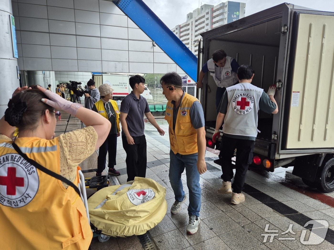 대한적십자사 경기도지사가 '광명 아파트 화재' 사고로 피해입은 이재민을 위해 다양한 지원을 제공하고 있다.(대한적십자사 경기도지사 제공)