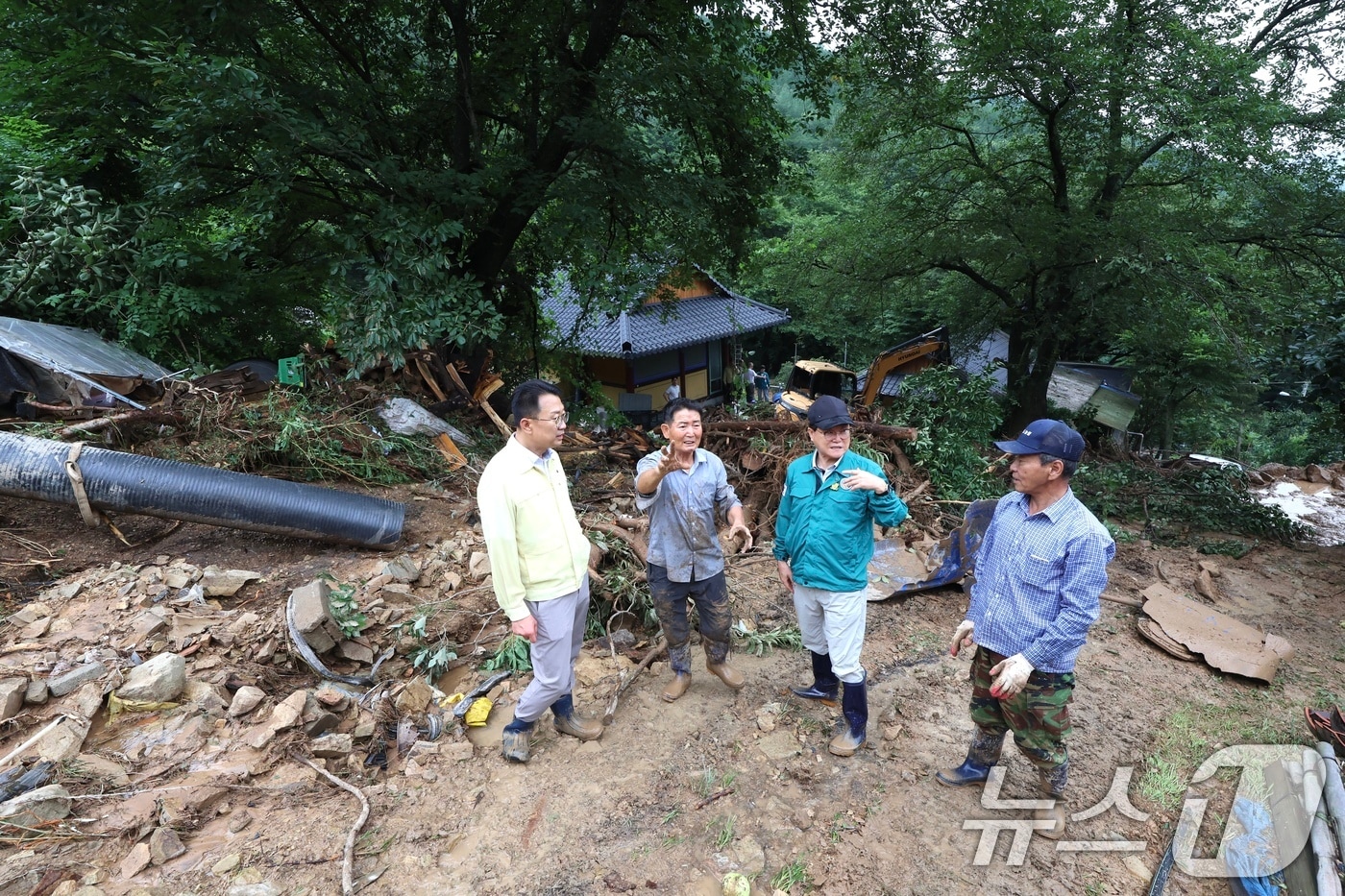 김하수 경북 청도군수가 18일 집중호우 피해현장을 찾아 복구상황과 안전실태를 점검하고 있다. (청도군 제공. 재판매 및 DB금지)2025.7.18/뉴스1