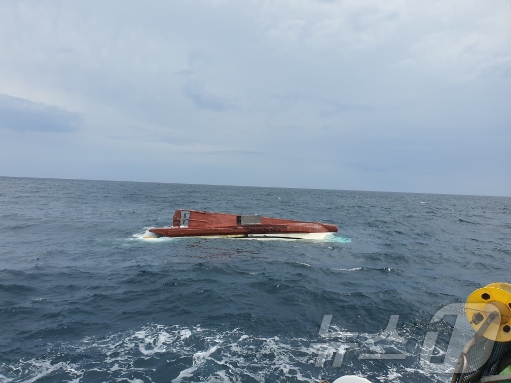 18일 오후 1시 46분쯤 전남 여수시 남면 연도리 간여암 인근 해상에서 연안복합 어선 A 호가 전복돼 있다.(여수해경 제공. 재판매 및 DB 금지)