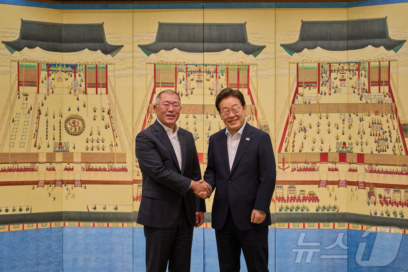 이재명 대통령이 정의선 현대자동차그룹 회장과 회동에서 기념촬영을 하고 있다. &#40;대통령실 제공. 재판매 및 DB금지&#41; 2025.7.18/뉴스1 ⓒ News1 DB