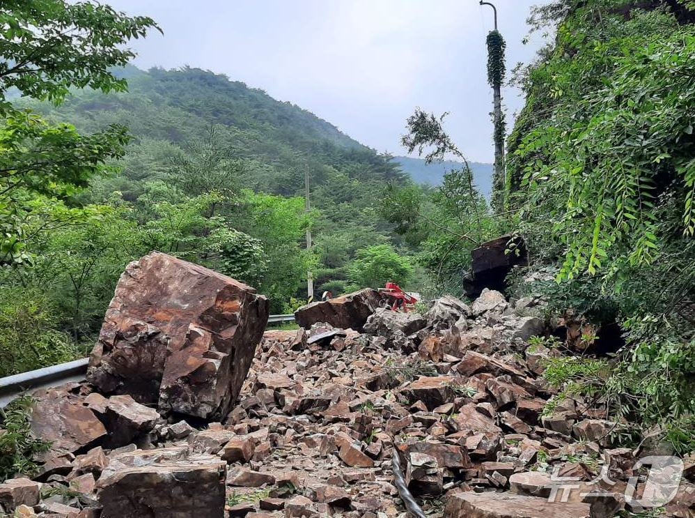 지난 15일 경북 포항시 북구 죽장면 가시리 69번 국도에서 산사태가 발생해 바위가 도로를 뒤덮었다.(경북도소방본부 제공, 재판매 및 DB금지 2025.7.18/뉴스1 