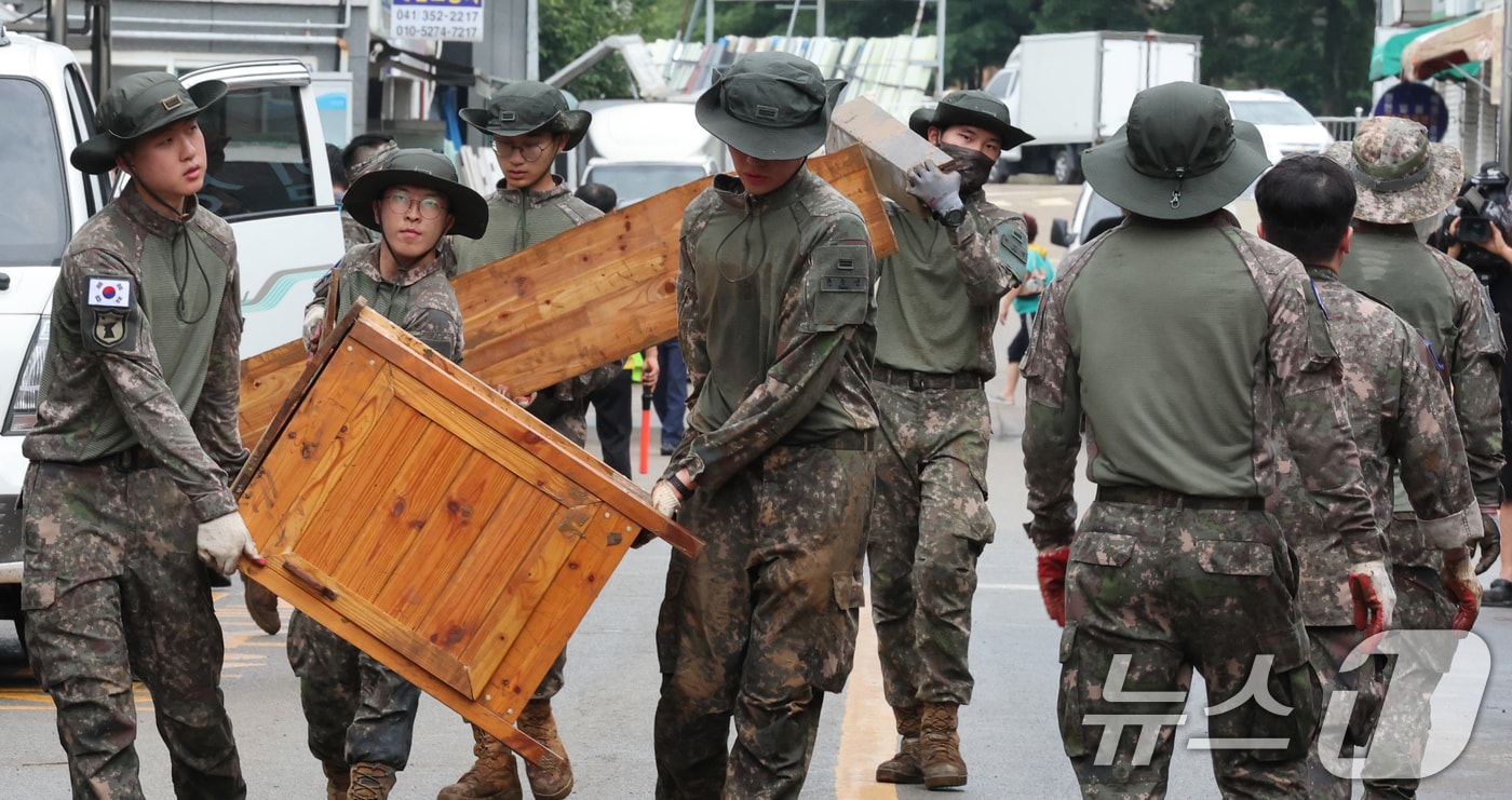 육군 32사단 장병들이 18일 집중호우로 침수된 충남 당진시장에서 복구작업을 벌이고 있다. 2025.7.18/뉴스1 ⓒ News1 김기태 기자