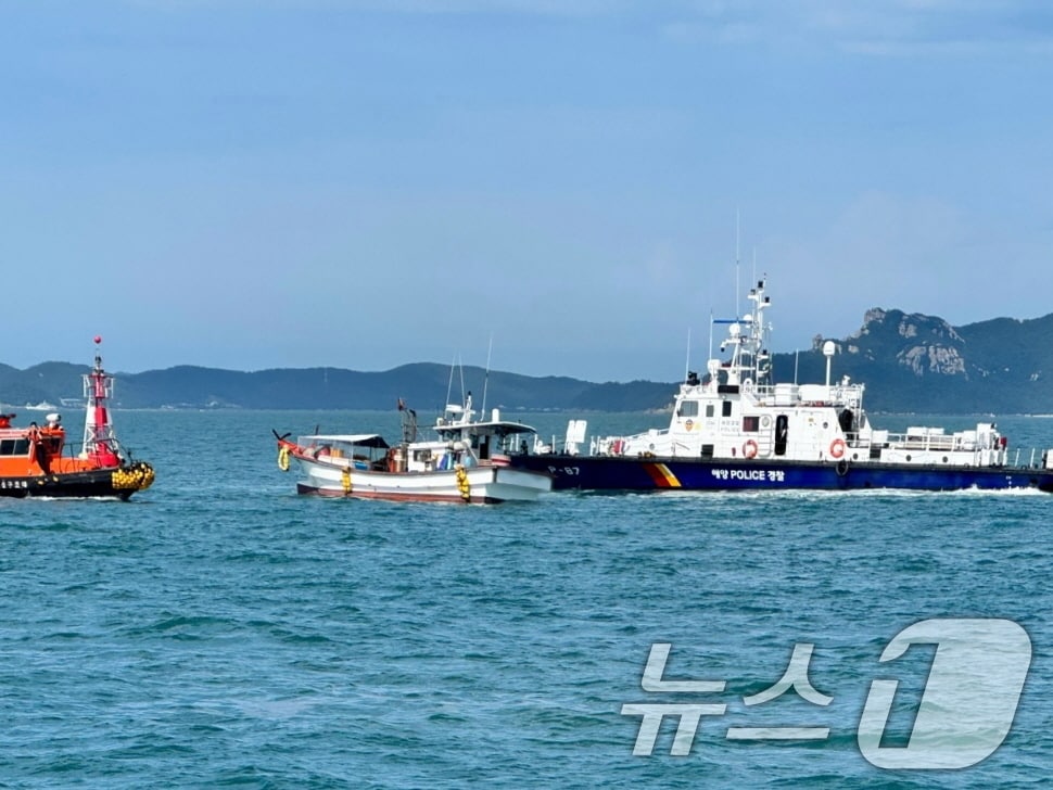 완도해경이 18일 오전 8시 56분쯤 전남 완도군 화흥포 남방 약 4.6㎞ 인근 해상에서 선박 2척이 충돌했다는 신고를 받고 응급환자 1명을 이송하고 있다.(완도해양경찰서 제공. 재판매 및 DB금지) 2025.7.18/뉴스1