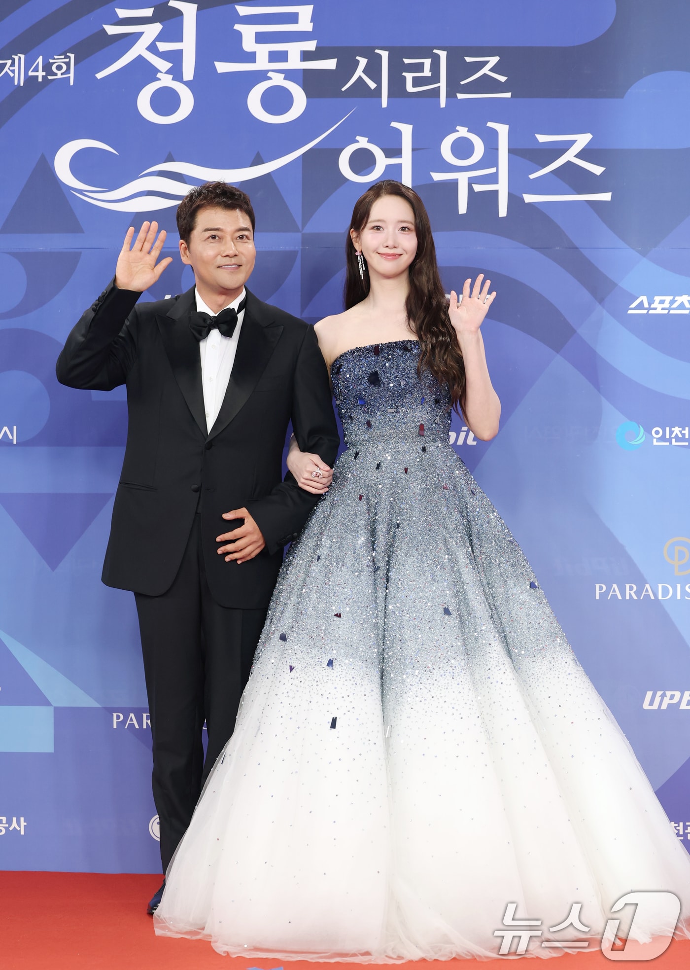 MC 전현무와 임윤아(오른쪽)가 18일 인천 중구 파라다이스시티에서 열린 ‘제4회 청룡시리즈어워즈’ 레드카펫 행사에 참석해 포즈를 취하고 있다. 2025.7.18/뉴스1 ⓒ News1 권현진 기자