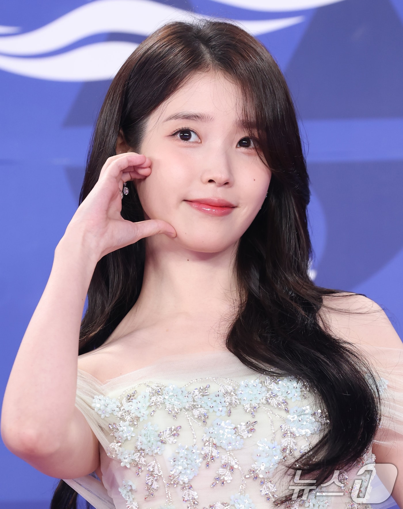 배우 아이유가 18일 인천 중구 파라다이스시티에서 열린 ‘제4회 청룡시리즈어워즈’ 레드카펫 행사에 참석해 포즈를 취하고 있다. 2025.7.18/뉴스1 ⓒ News1 권현진 기자