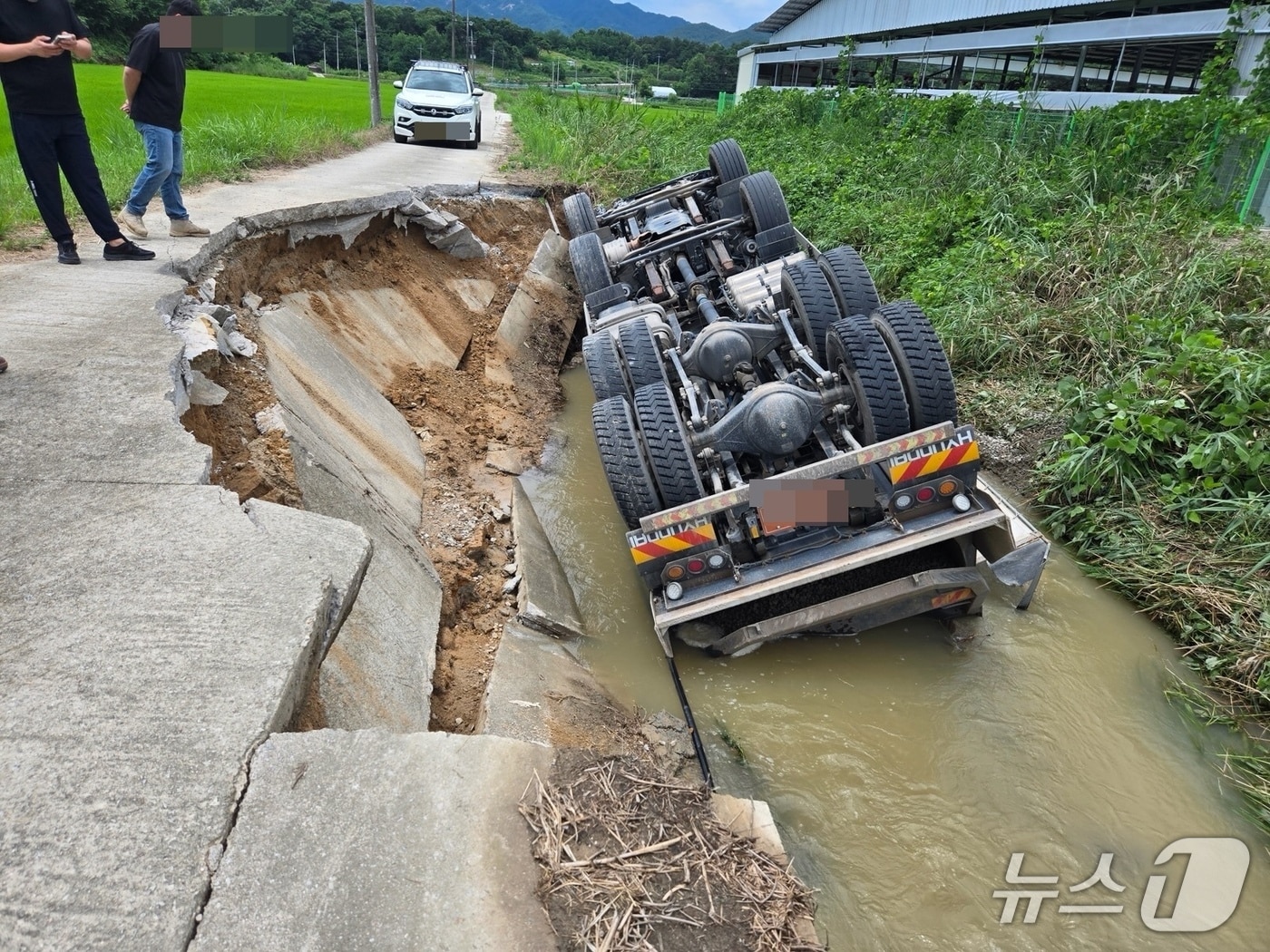 18일 전북 남원시 주생면의 한 농로에서 수해복구에 투입됐던 25톤 덤프트럭이 전도돼 있다.(독자 제공. 재판매 및 DB금지)/뉴스1 