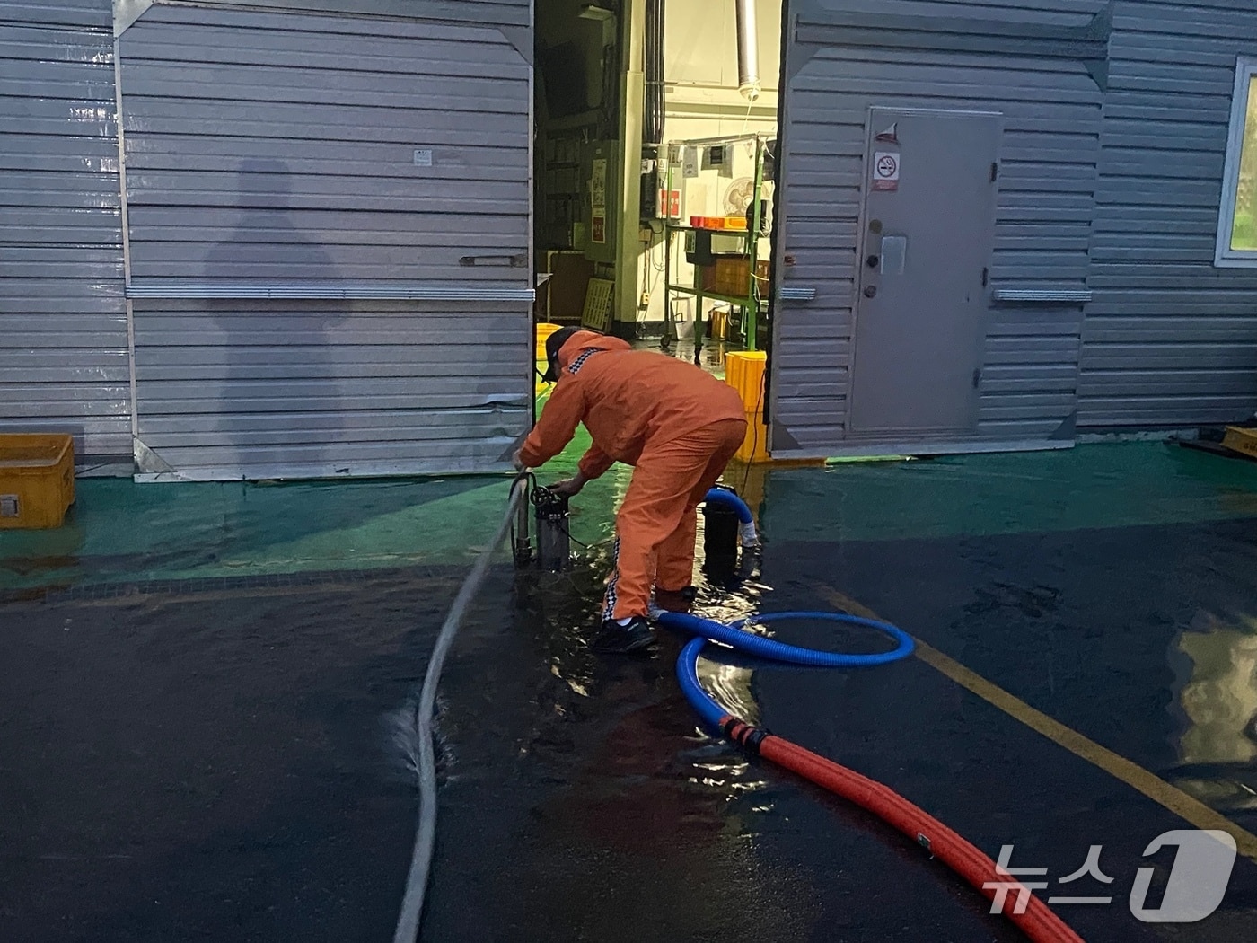 19일 오전 4시42분쯤 경남 함안군 함안면 한 공장에서 소방 구급대원이 배수작업을 하고 있다.(경남소방본부 제공. 재판매 및 DB금지)