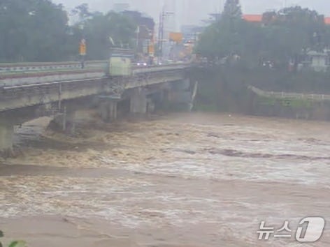 19일 오전 11시10분쯤 남강 산청군 산청읍 경호교 지점 모습(낙동강홍수통제소 홈페이지 캡처. 재판매 및 DB금지)