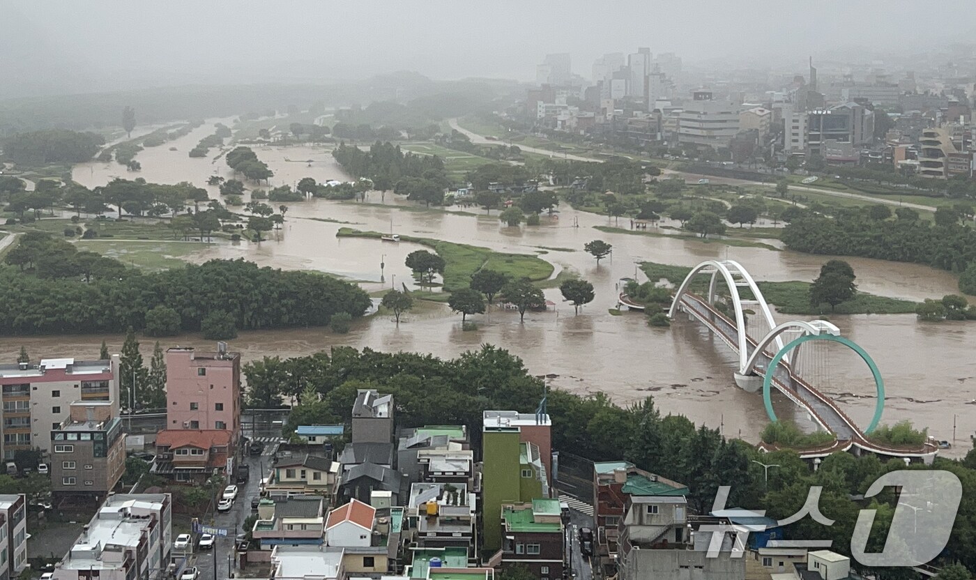 19일 내린 폭우로 울산시 남구 태화강 국가정원 둔치 일대가 물에 잠겨 있다. (독자 제공. 재판매 및 DB 금지) 2025.7.19/뉴스1 