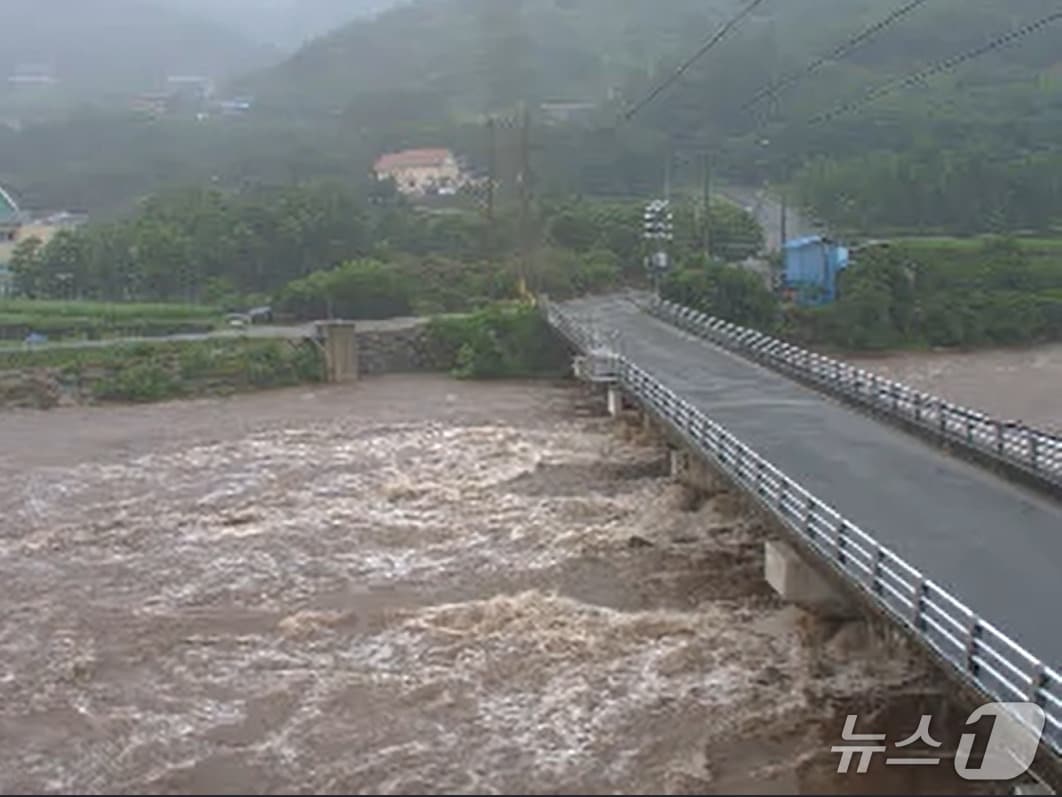 19일 오전 11시40분쯤 섬진강 하동군 화개면 탑리 가탄교 지점 모습.(영산강홍수통제소 홈페이지 캡쳐. 재판매 및 DB금지)