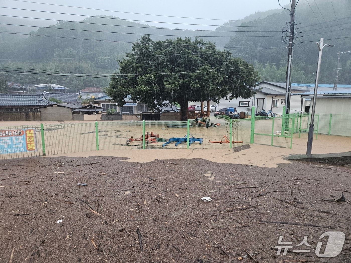 19일 내린 집중 호우로 합천군 대양면 대목마을이 침수되고 있다(합천군 제공. 재판매 및 DB금지). 2025.7.19