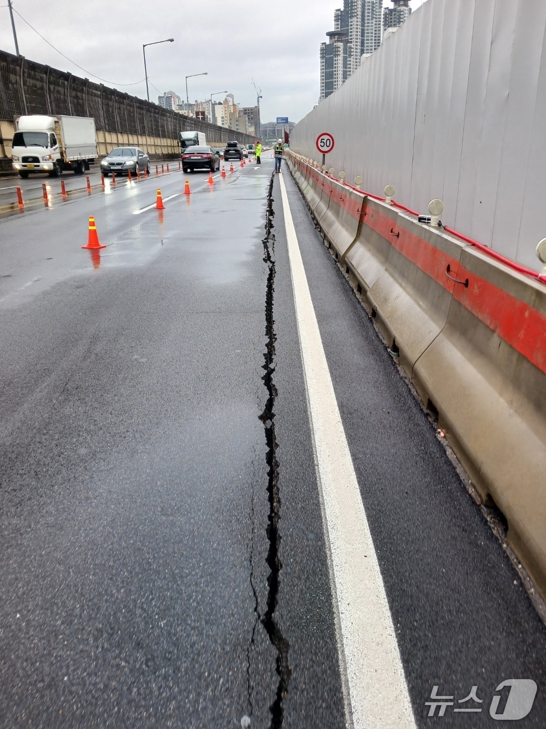 19일 인천소방본부에 따르면 이날 오전 8시30분쯤 인천대로 인천방향 2차로 우측부에서 약 30m 수직균열이 발생했다.(인천소방본부 제공. 재배포 및 DB금지)2025.7.19/뉴스1