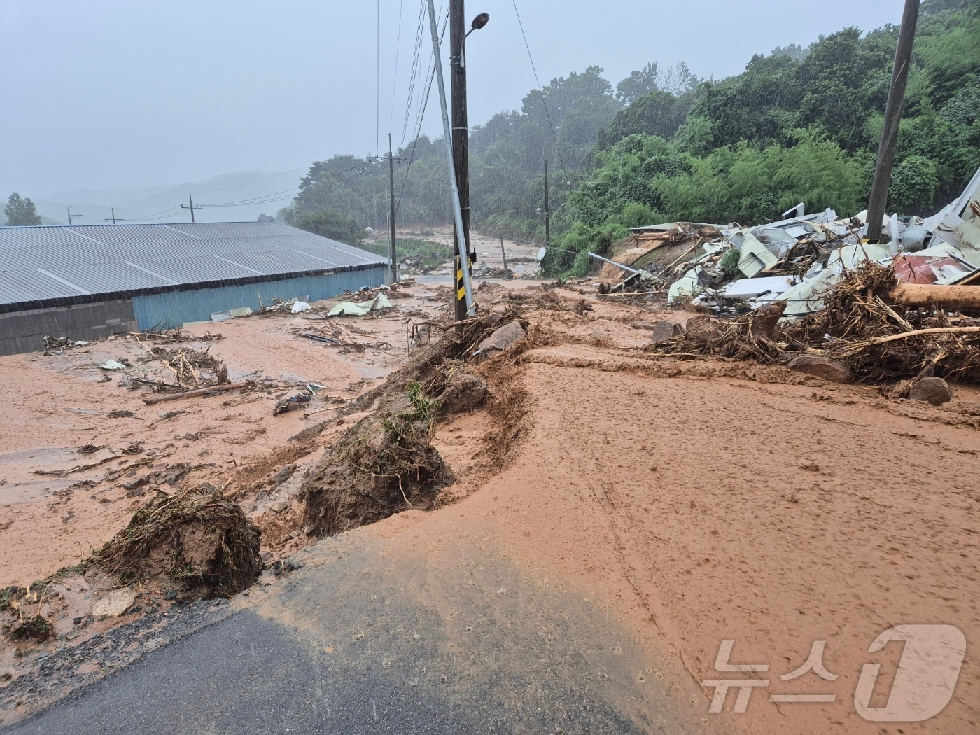 19일 경남 산청군 산청읍 한 도로 위로 토사와 잔해들이 쏟아지고 있다.(경남소방본부 제공. 재판매 및 DB금지) 2025.7.19/뉴스1 ⓒ News1 강미영 기자