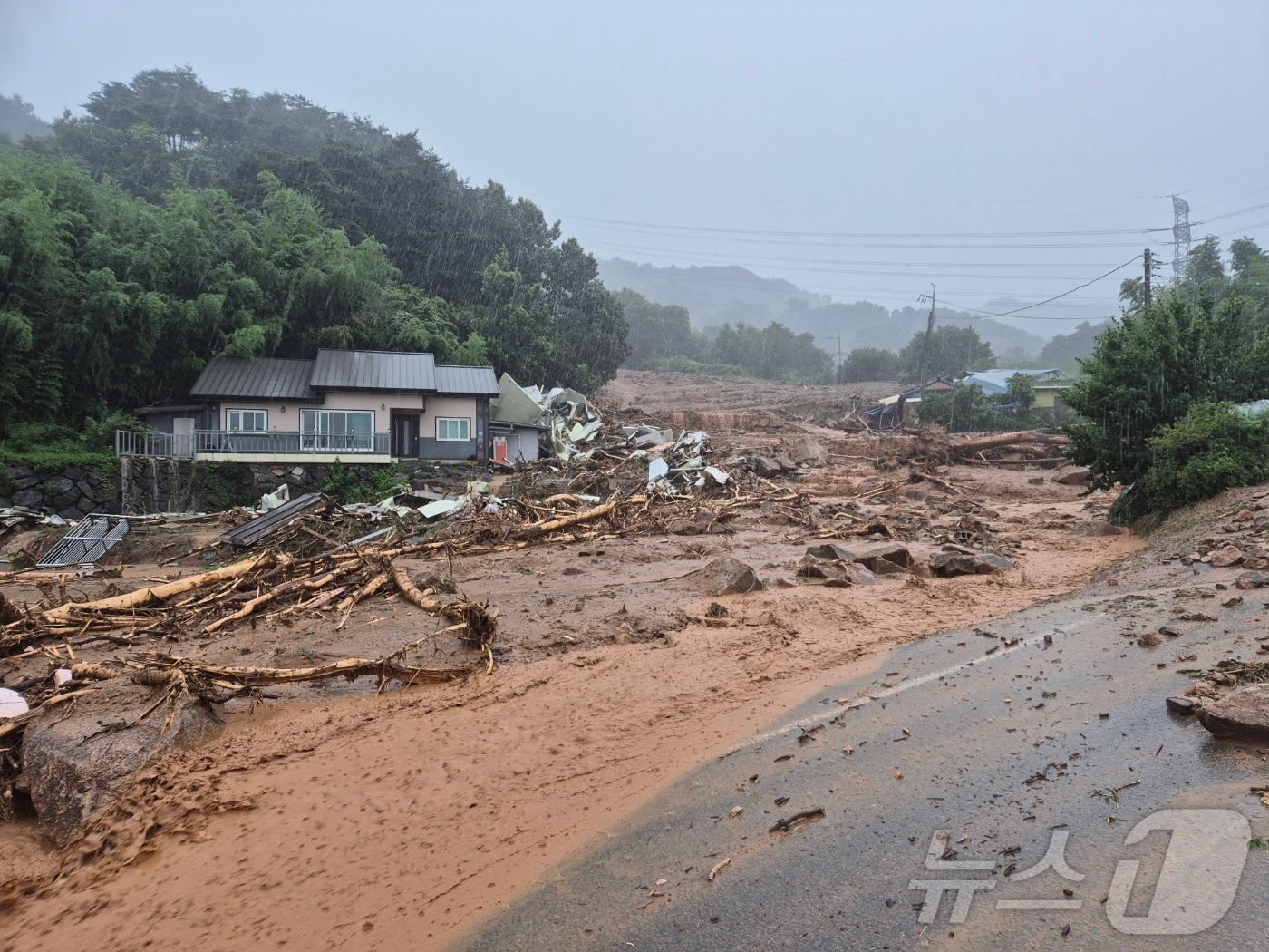 19일 경남 산청군에 많은 비가 내리면서 산청읍 한 도로가 유실돼 있다.(경남소방본부 제공. 재판매 및 DB금지) 