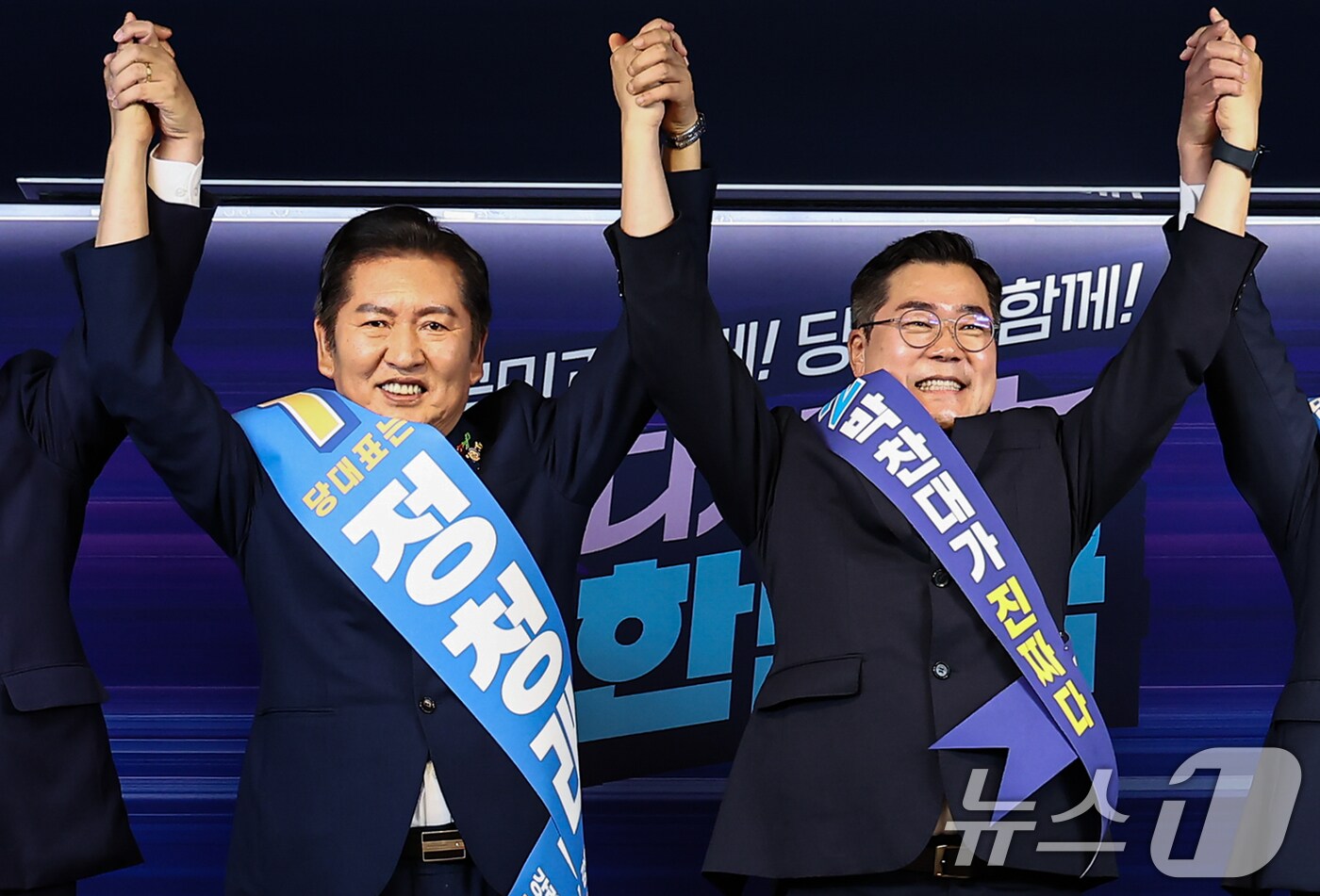 정청래 후보와 박찬대 후보가 황명선 최고위원 후보가 19일 서울 여의도 더불어민주당 중앙당사에서 열린 '당대표 및 최고위원 선출을 위한 충청권 합동연설회'에서 기념촬영을 하고 있다. 2025.7.19/뉴스1 ⓒ News1 김도우 기자