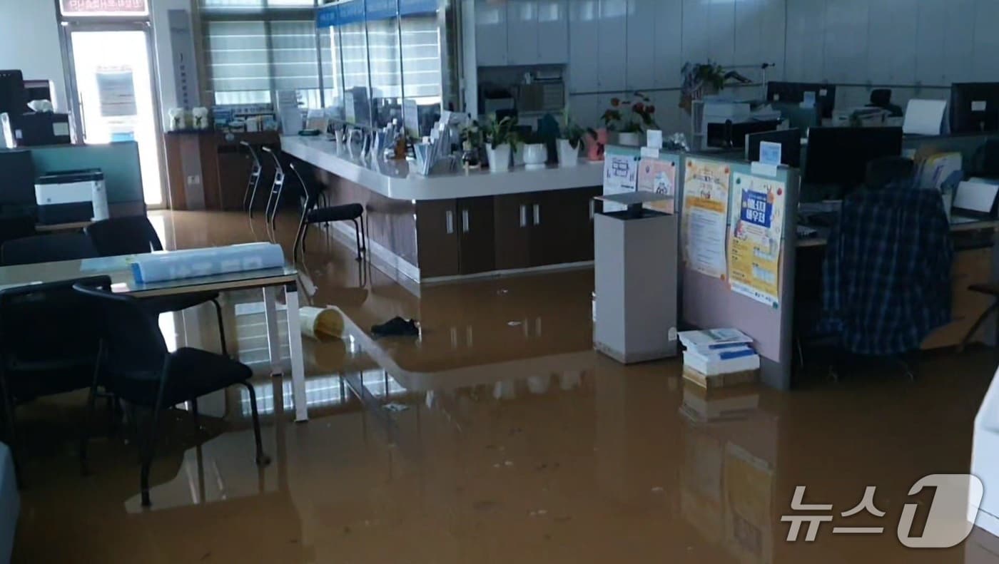 19일 합천군 가회면사무소가 물에 잠겨 직원들이 대피했다(독자 제공. 재판매 및 DB금지). 2025.7.19