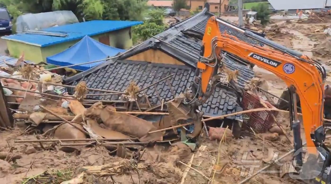 경남 산청군 산청읍 부리마을에서 경남소방이 굴착기를 투입해 인명 수색에 나서고 있다. (경남소방본부 제공. 재판매 및 DB금지) 2025.7.19 / 뉴스1 ⓒ News1 박민석 기자