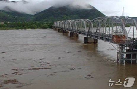 낙동강홍수통제소는 19일 오후 4시 30분을 기해 낙동강 밀양시 삼랑진교 지점에 홍수주의보를 발령했다. 사진은 삼랑진교 모습.&#40;낙동강홍수통제소 실시간 수위 동영상 갈무리. 재판매 및 DB금지&#41;