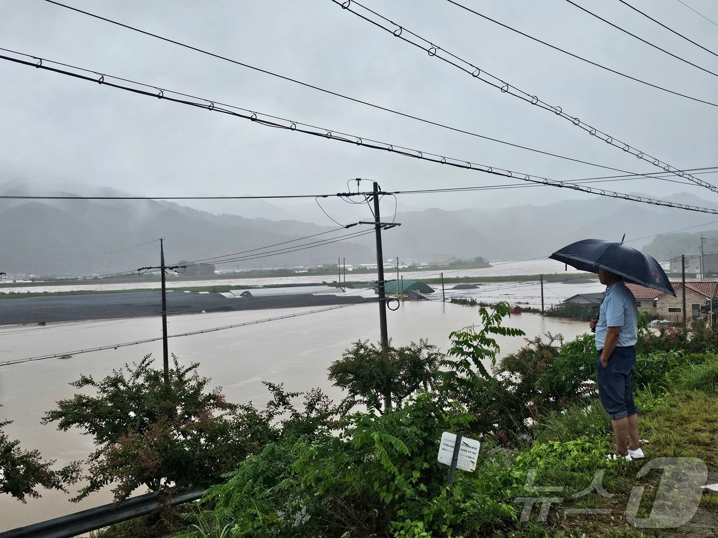 19일 경남 산청 생비량면에서 한 주민이 집중호우로 인해 물에 잠긴 마을을 바라보고 있다. 2025.7.19/뉴스1. ⓒ News1 한송학 기자