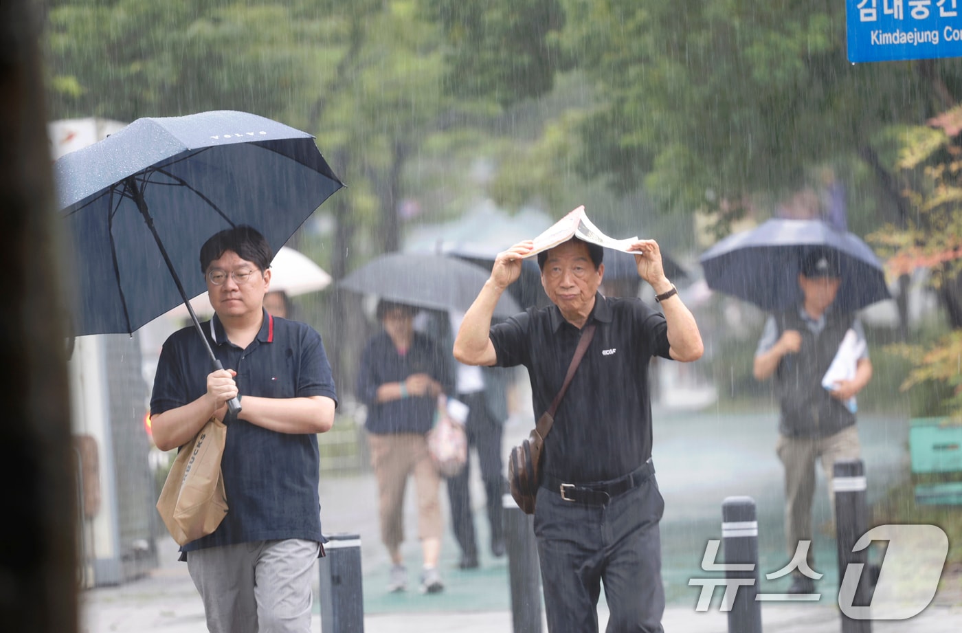 최근 광주·전남에 내린 물폭탄에 이어 19일 광주 서구 치평동에 다시 비가 내리자 시민들이 발걸음을 재촉하고 있다. ⓒ News1 김태성 기자