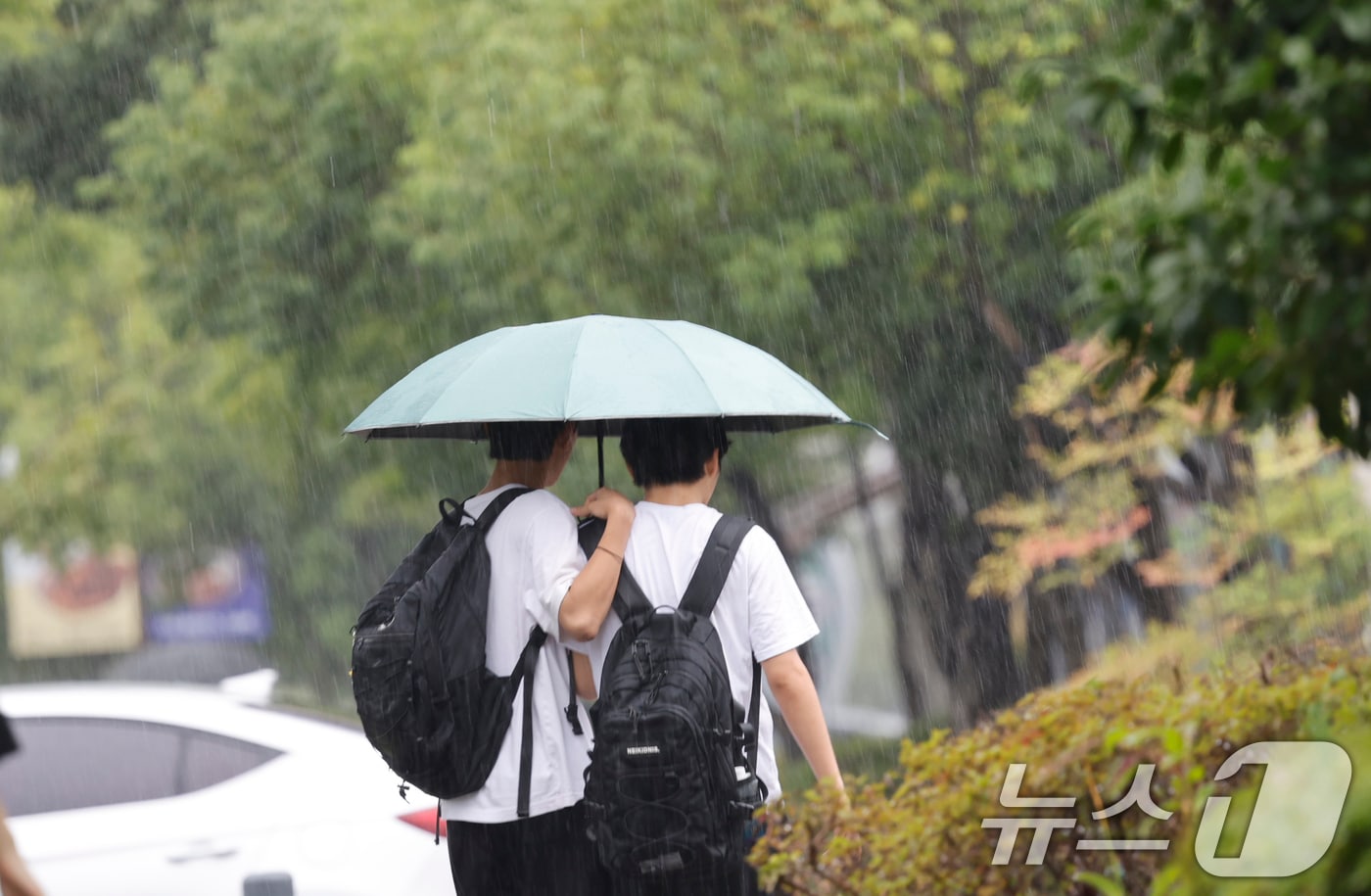 최근 광주·전남에 내린 물폭탄에 이어 19일 광주 서구 치평동에 다시 비가 내리자 시민들이 발걸음을 재촉하고 있다. 2025.7.19/뉴스1 ⓒ News1 김태성 기자