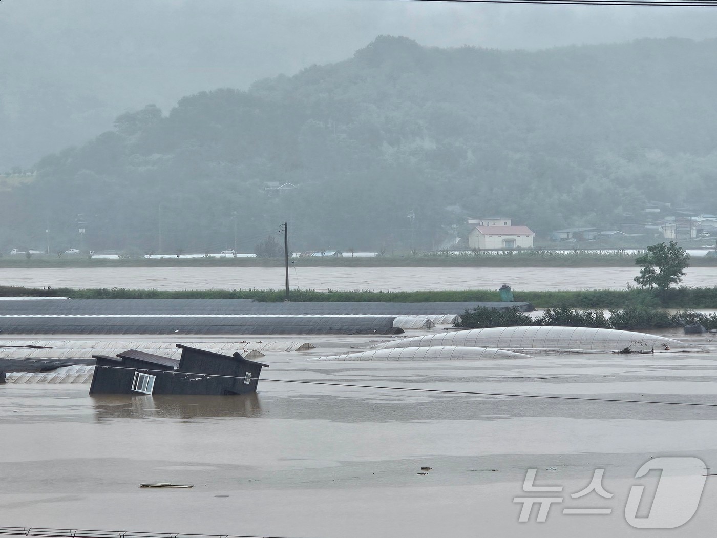 19일 경남 산청에 많은 비가 내리면서 생비량면 일대가 물에 잠겼다. ⓒ News1 한송학 기자