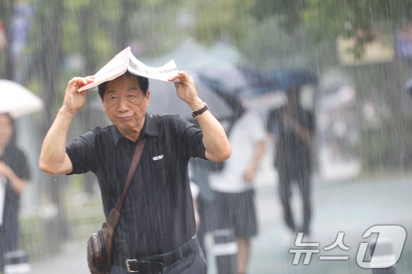 최근 광주·전남에 내린 많은 비에 이어 지난달 19일 광주 서구 치평동에 다시 비가 내리자 시민들이 발걸음을 재촉하고 있다. (자료사진) ⓒ News1 김태성 기자